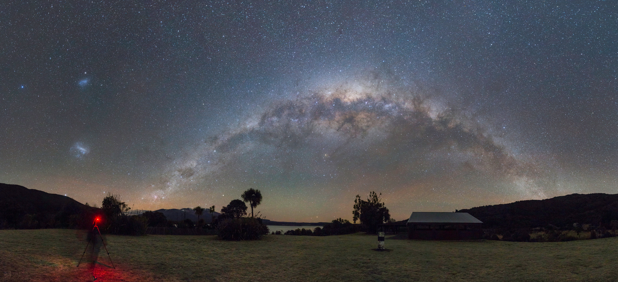 Wow! Milky Way Glows Over New Zealand in Stunning Photo